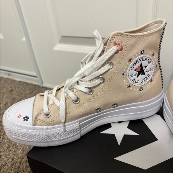 Conver Platform High Tops, Women’s 8. - Picture 1 of 4